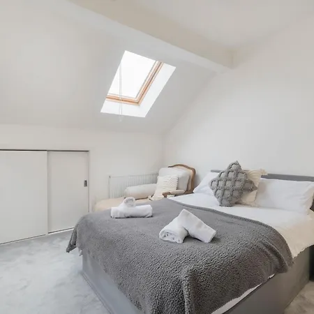 Stylish 3 Bedroom House With Garage Frome Exterior photo