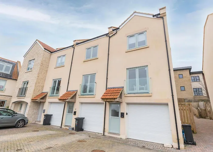 Stylish 3 Bedroom House With Garage