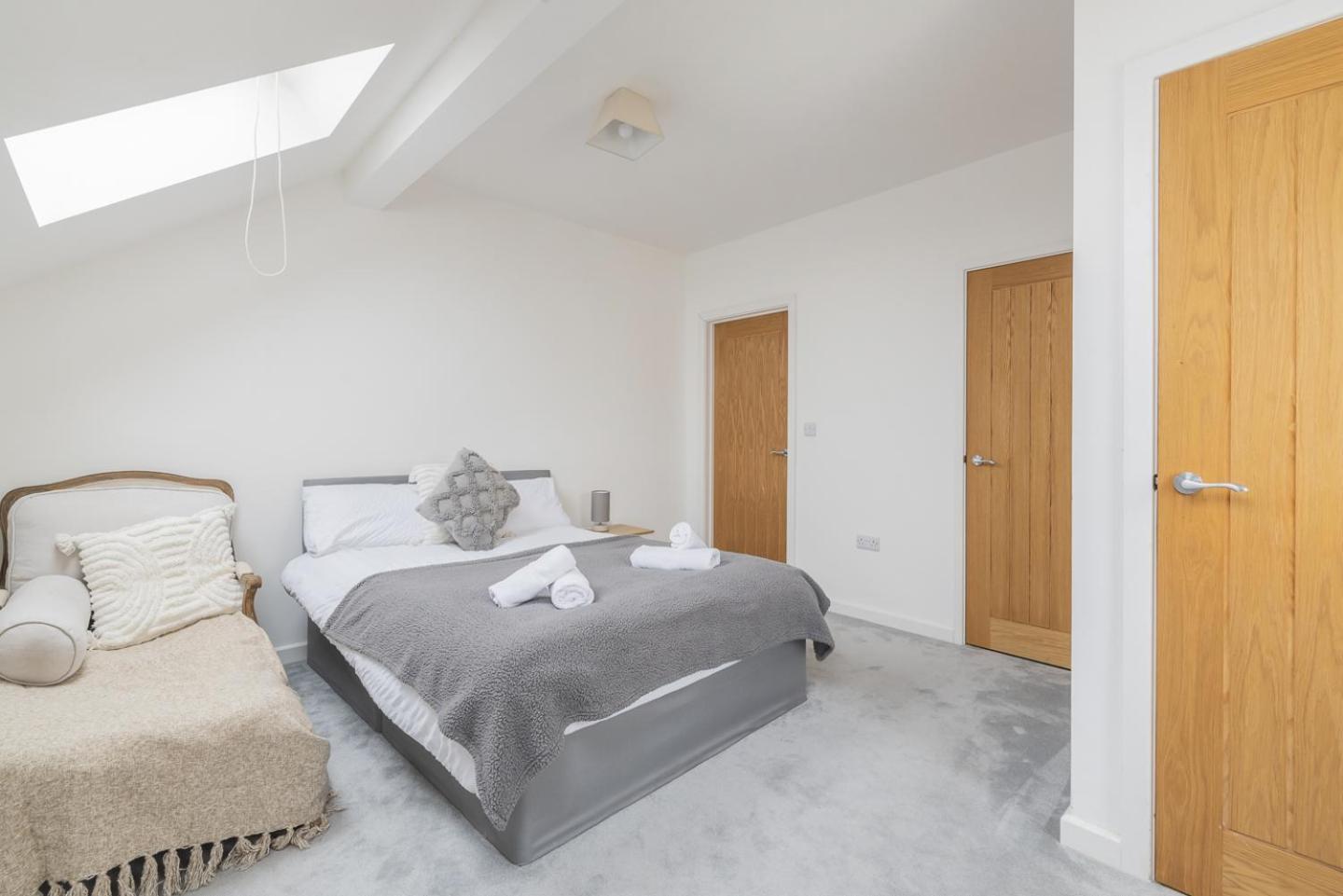 Stylish 3 Bedroom House With Garage Holiday home *