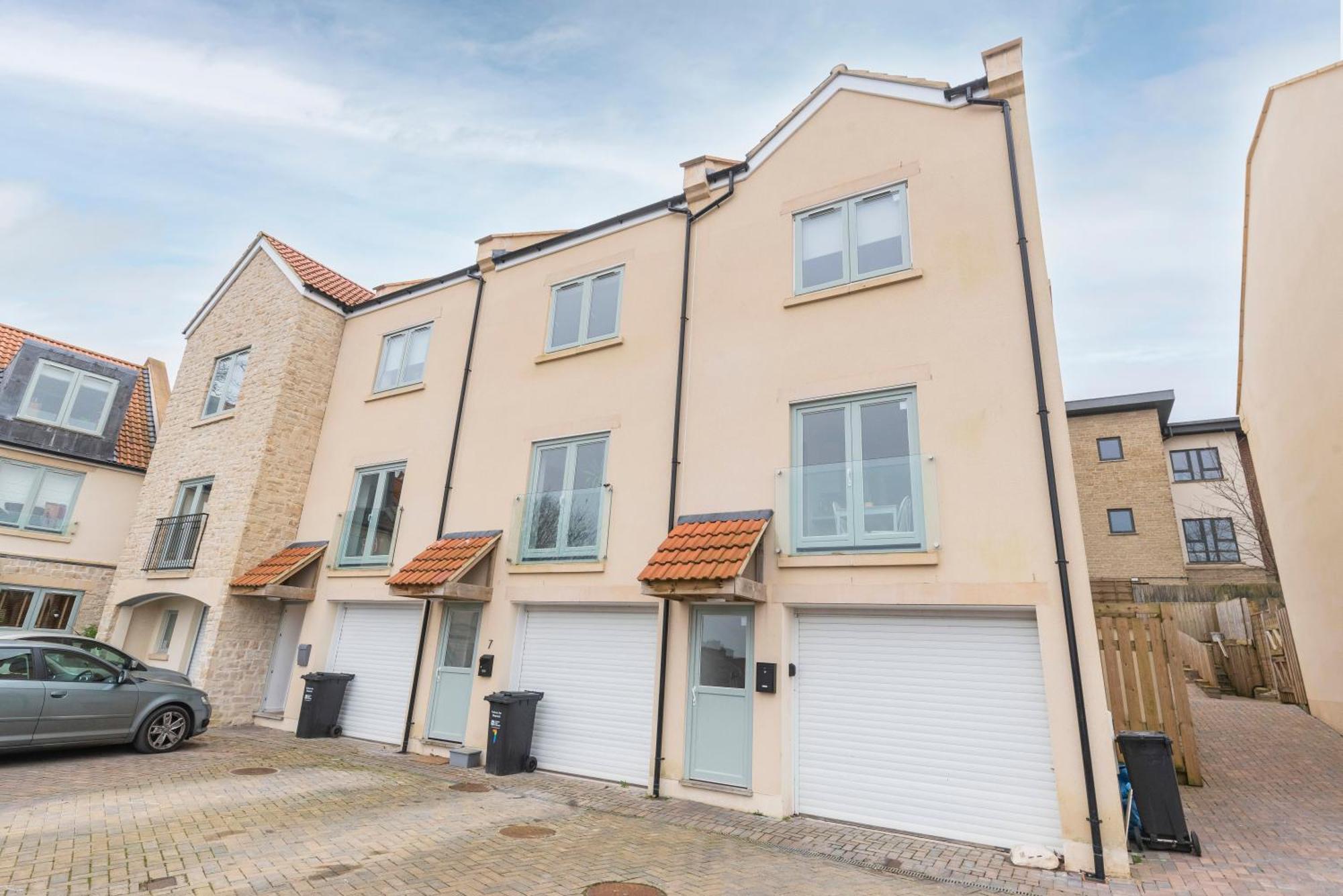 Stylish 3 Bedroom House With Garage Holiday home