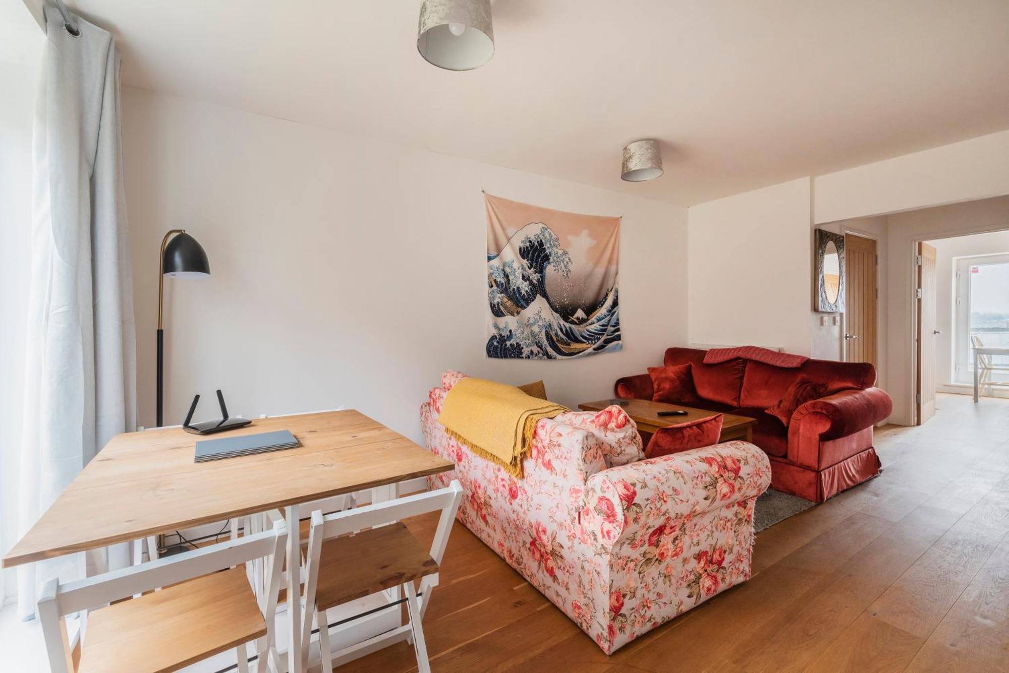 Holiday home Stylish 3 Bedroom House With Garage *