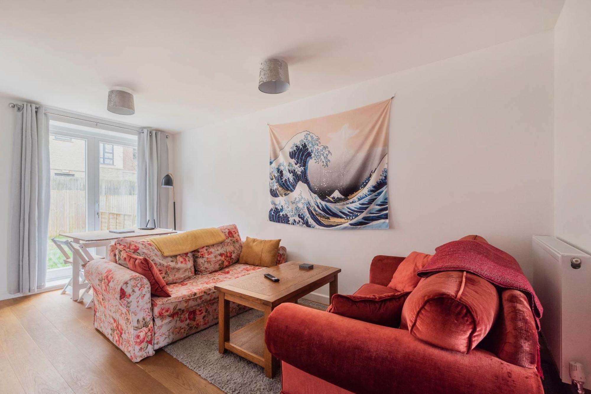 Stylish 3 Bedroom House With Garage *