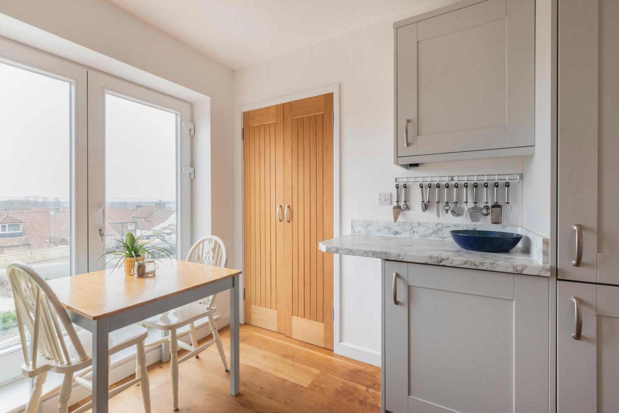 Stylish 3 Bedroom House With Garage Holiday home