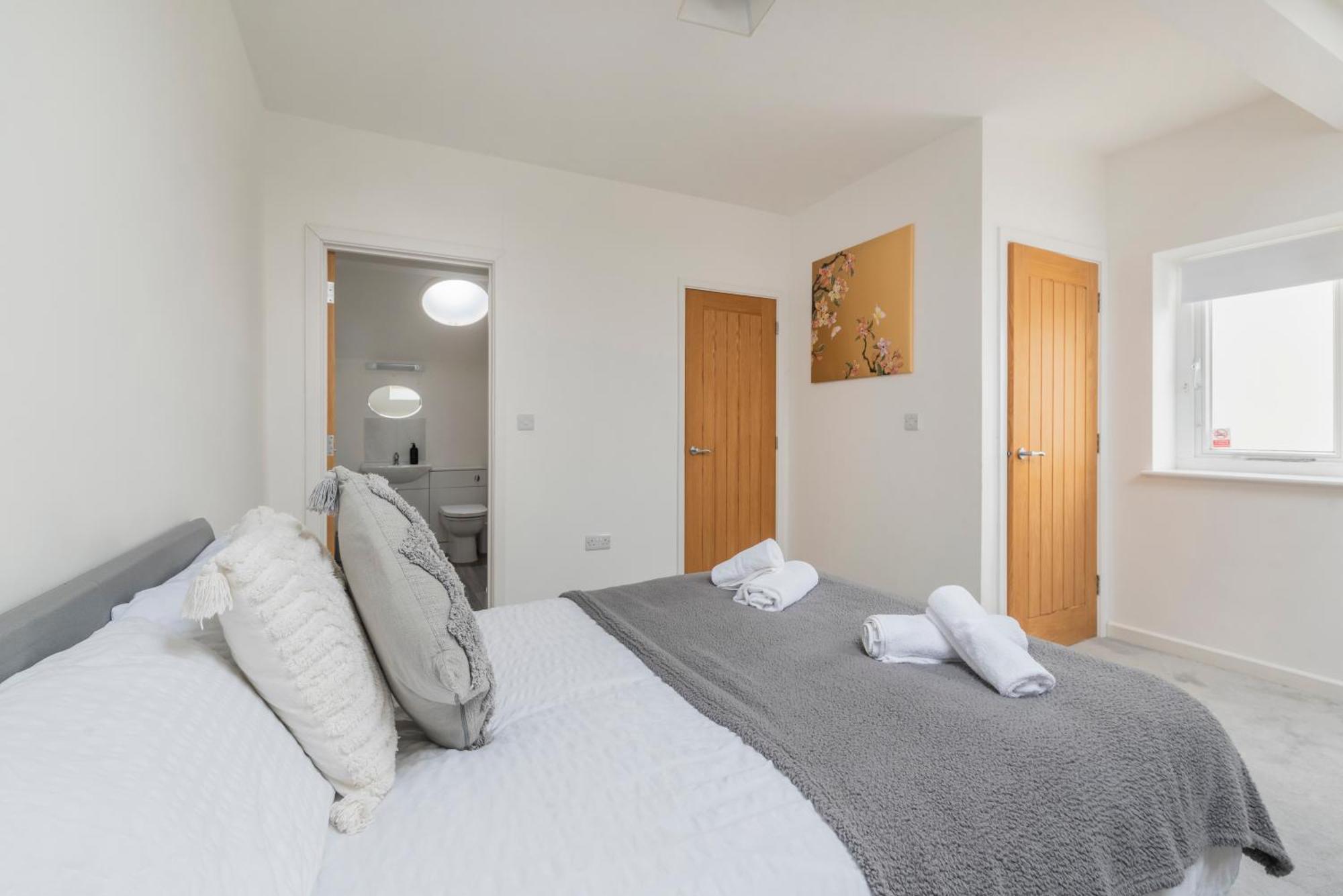 Stylish 3 Bedroom House With Garage *