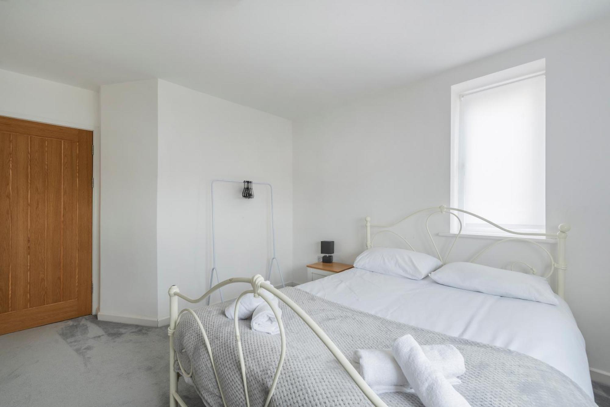 Stylish 3 Bedroom House With Garage * Frome
