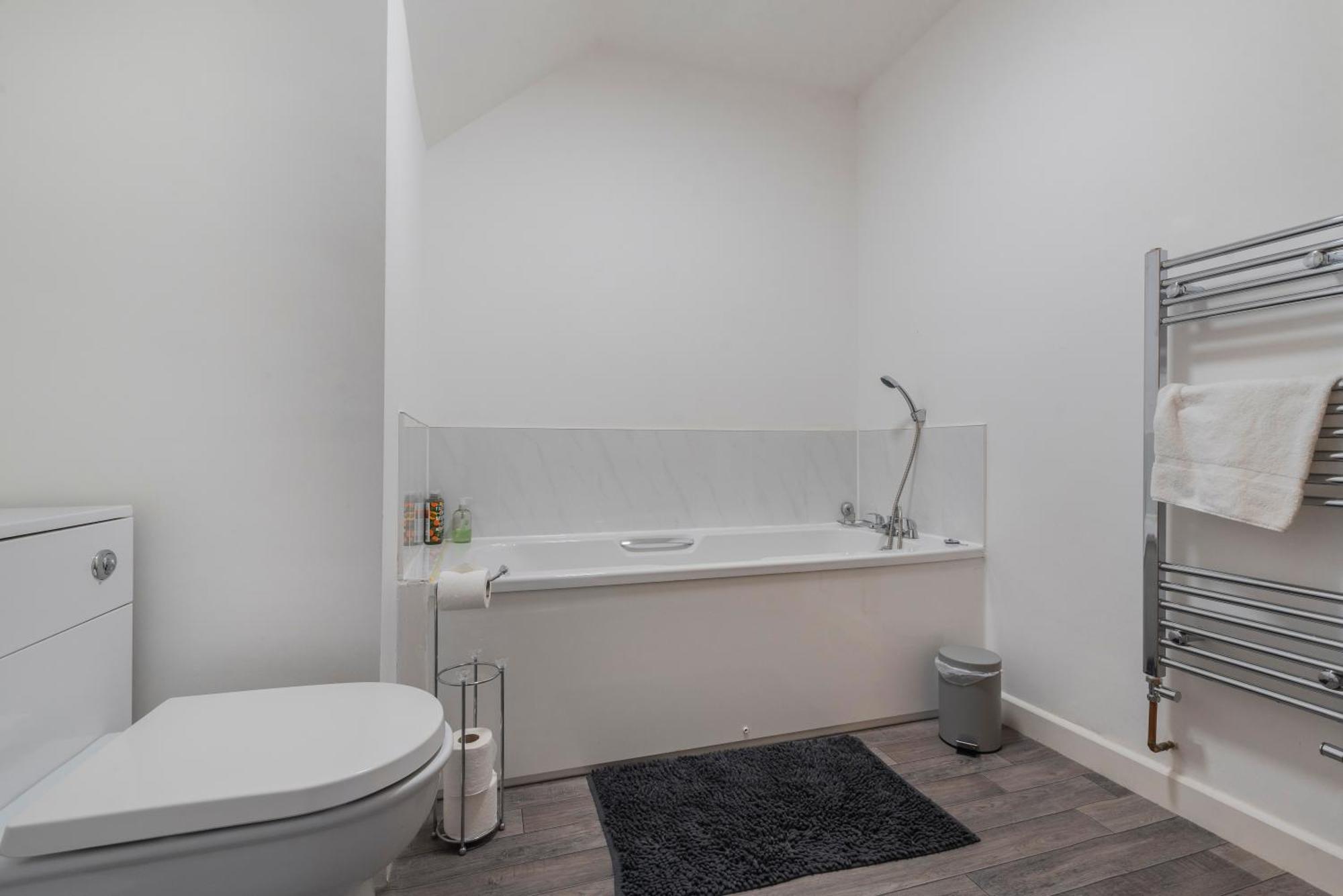 Holiday home Stylish 3 Bedroom House With Garage *